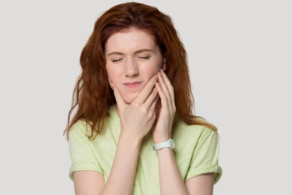 Cabeça tiro estúdio retrato ruiva mulher com dor de dente — Fotografia de Stock