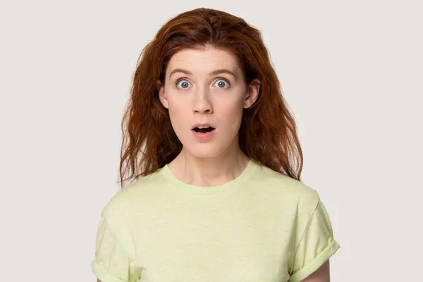 Headshot Studio porträtt rödhårig skrämd kvinna gör stora ögon — Stockfoto