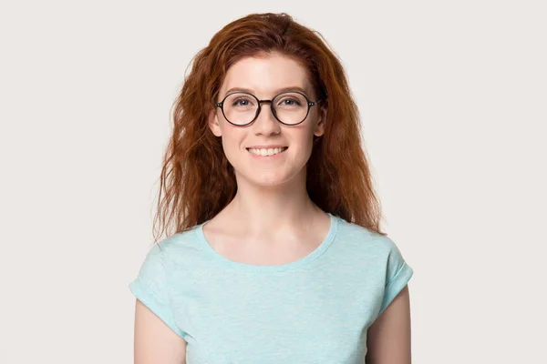 Millennial zenzero donna indossa occhiali guardando fotocamera posa al chiuso — Foto Stock