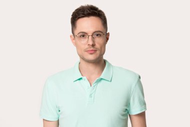 Kamera ya da stüdyoda poz bakarak gözlük takan bin yıllık adam