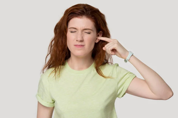 Studio headshot wanita muda menderita nyeri telinga atau kebisingan — Stok Foto