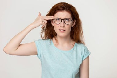 Depresif kadın bir silah gibi onun tapınağına parmaklarını koymak