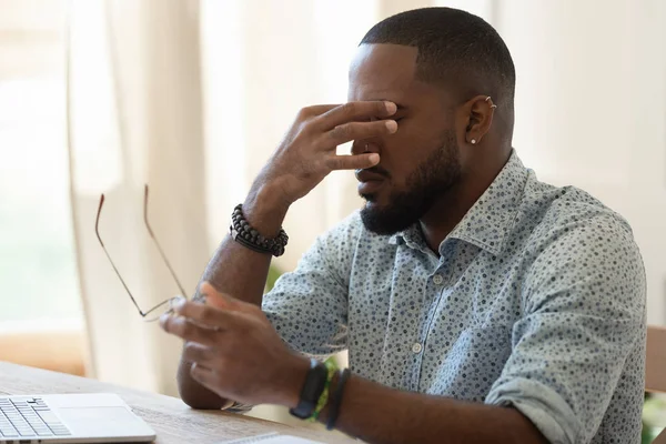 Moe African American zakenman houden glazen gevoel oog spanning — Stockfoto