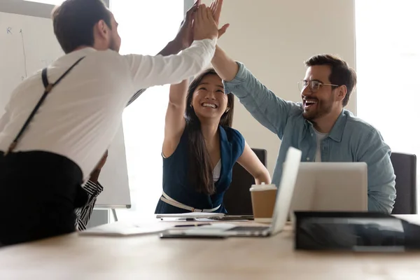 Overjoyed gelukkig Business team geven hoog vijf op kantoor tafel — Stockfoto