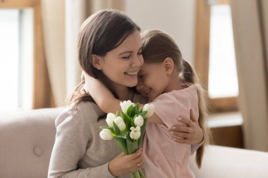 Küçük kız uluslararası kadınlar günü için anne tebrik