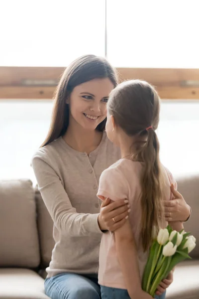 Adorabile figlia che tiene i fiori fanno sorpresa per la mamma — Foto Stock