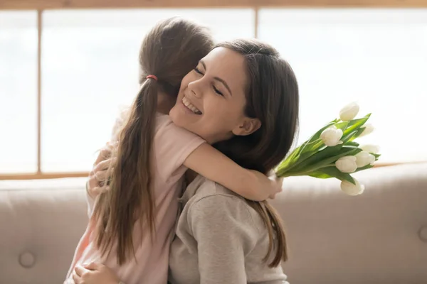 Kızı ve anne uluslararası kadın günü kutluyor kucaklayan — Stok fotoğraf