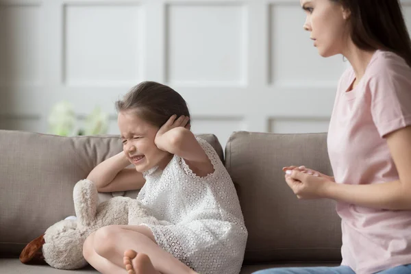 Naughty kislánya közel a füle nem hallgat anyák szemrehányást — Stock Fotó