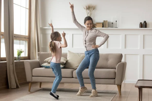 Actieve moeder dansen thuis met kleine dochter — Stockfoto