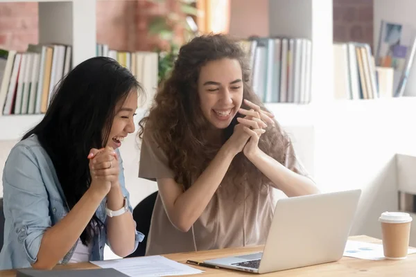 笑不同的学生女孩收到好消息在线庆祝胜利 — 图库照片