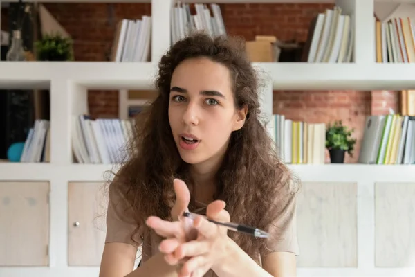 Giovane donna guardando webcam fare video a distanza — Foto Stock