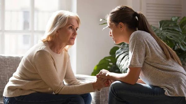 Farklı nesiller kadınlar psikolojik destek vererek el ele konuşuyor — Stok fotoğraf