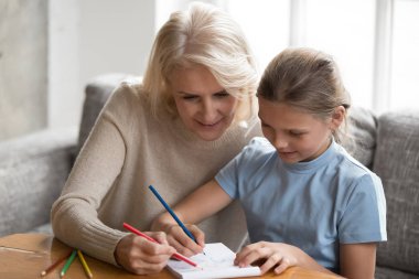 Büyükanne evde birlikte çizim torunu ile zaman geçirmek