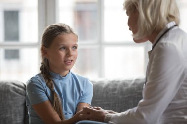 Yaşlı terapist doktor el ele tutuşan küçük kız odaklanın