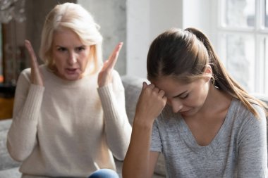 Orta yaşlı anne zor ilişkiler olan yetişkin kızı azarlama