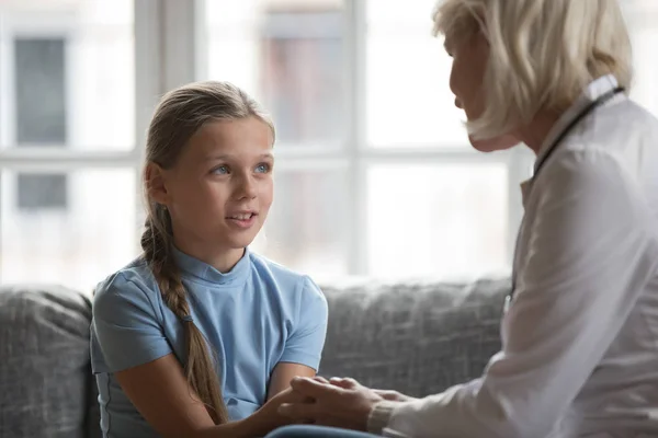 Concentrati sulla bambina che si tiene per mano il medico terapista invecchiato — Foto Stock