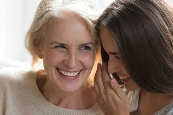 Aantrekkelijke middelbare leeftijd moeder en volwassen dochter rodping — Stockfoto