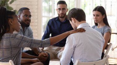 Üzgün adam arka görüş depresyon hissediyorum psikolojik destek almak