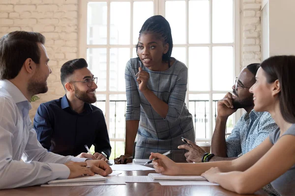 Female black executive talking to diverse employees at office briefing — Stock Photo, Image