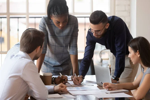 Fokuserad multietniskt Corporate Business team människor Brainstorm på pappersarbete — Stockfoto