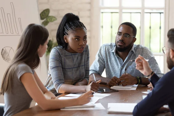 Mujeres enfocadas negro ejecutivo enseñanza formación trabajadores en oficina briefing — Foto de Stock