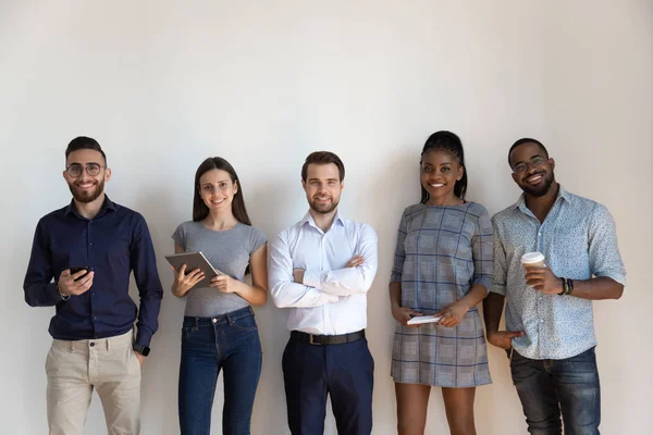 Gelukkige internationale professionele zakenmensen staan in rij, HR concept — Stockfoto