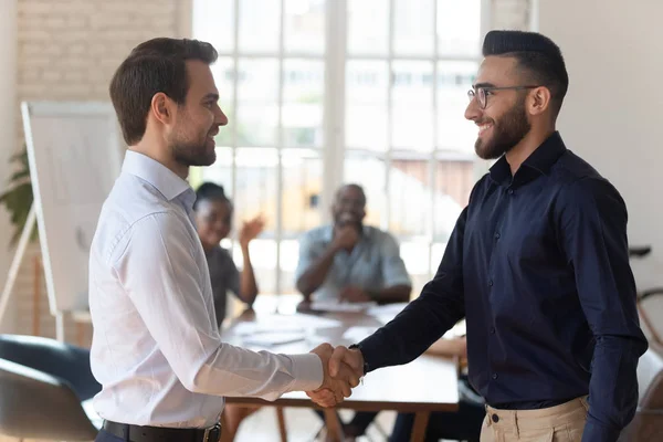 Feliz orgulloso jefe gerente apretón de manos promover felicitar a trabajador exitoso — Foto de Stock