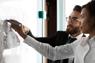 İş koçu eğitim Afrikalı Amerikalı çalışan, flip grafik üzerinde çizim