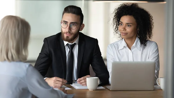 Twee diverse HR-managers die sollicitatie gesprekken voeren met mature sollicitant — Stockfoto