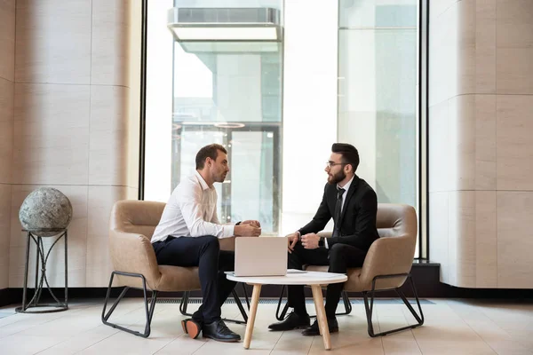 Podnikatelé diskutují o dohodě, partnerské jednání v moderní kanceláři — Stock fotografie