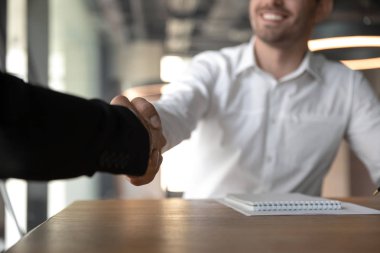 İş adamları el sıkışırken, anlaşma yapıyor, ortaklık anlaşması yakın