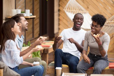 Mutlu farklı gençler eğlenmek pizza yemek