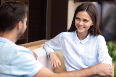 Erkek arkadaşı ile keyifli bir konuşma yapıyor gülümseyen bin yıllık kız