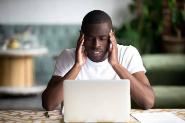 Baş ağrısı muzdarip kötü siyah erkek masaj tapınakları