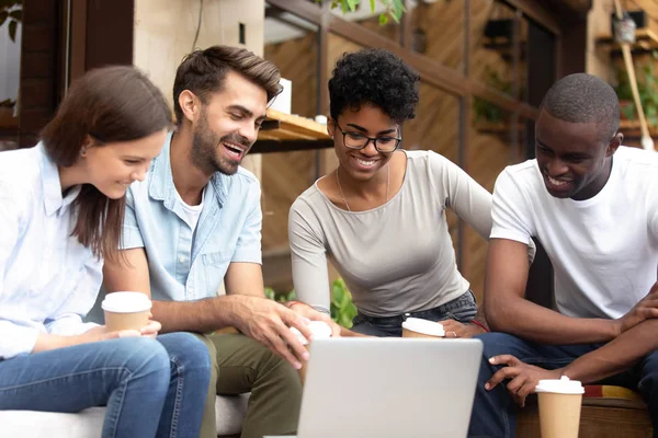 Diversos amigos felices se divierten relajándose en la cafetería — Foto de Stock