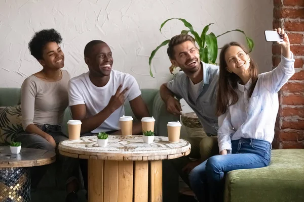Leende multirasistiska vänner poserar för selfie i Café — Stockfoto
