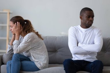 Mutsuz karışık ırk etnik genç çift ayrı geri dönmek oturup