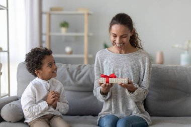 Anneler gününde çocuk oğlundan hediye tutan mutlu anne