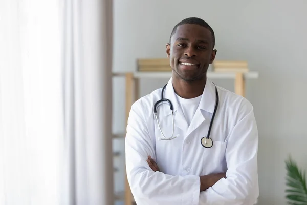 Mannelijke Afrikaanse Amerikaanse professionele jonge arts kijkend naar camera, portret — Stockfoto