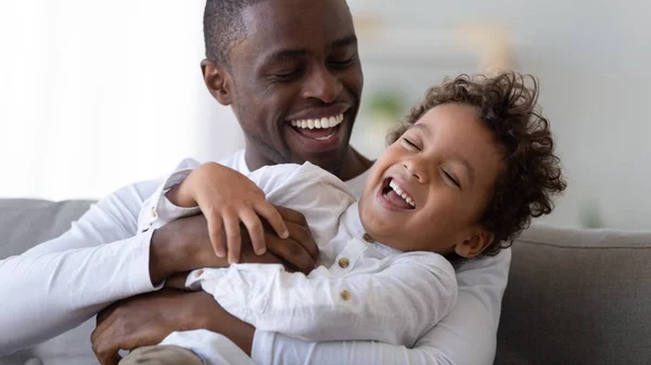 Ευτυχισμένος μαύρος πατέρας γαργαλητό αφρικανικό παιδί γιο γέλιο αγκαλιάζοντας μαζί — Φωτογραφία Αρχείου