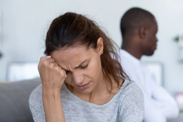 Deprimido molesto esposa sentirse ofendido después de la pelea con el marido terco —  Fotos de Stock