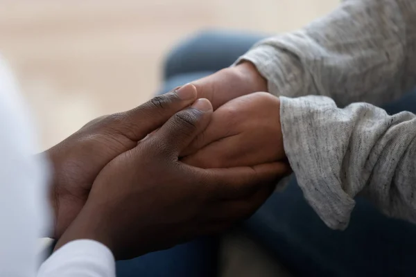 Familienpaar mit gemischter ethnischer Zugehörigkeit hält Händchen und bekundet Unterstützung in der Ehe — Stockfoto