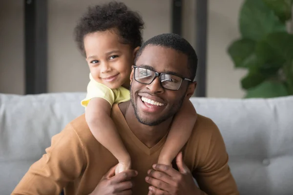 Portrait de tête de souriant père afro-américain fils piggyback — Photo