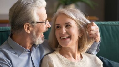 Mutlu yaşlı koca kucaklayan konuşurken orta yaşlı karısı okşama