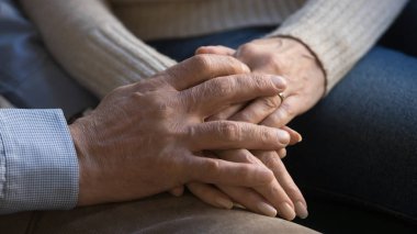 Üst düzey çift karı koca yakın görünüm de el ele tutuşuyor