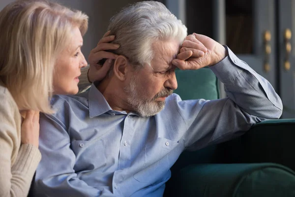 Amare preoccupato moglie di mezza età confortante scusarsi triste marito anziano — Foto Stock