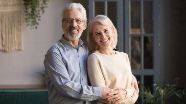 Mutlu eski yaşlı yaşlı emekli aile çift portre için poz bağ