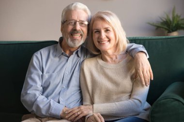 Mutlu yaşlı çift yapıştırma kamera kanepeye oturup bakarak