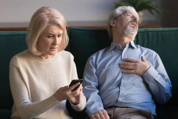 Stresli karısı kurtarma kıdemli kocası kalp krizi için 911 arıyor