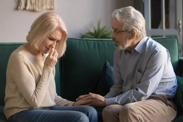 Liefhebbend vriendelijke oude man trog troostende triest huilen Rouwende vrouw — Stockfoto